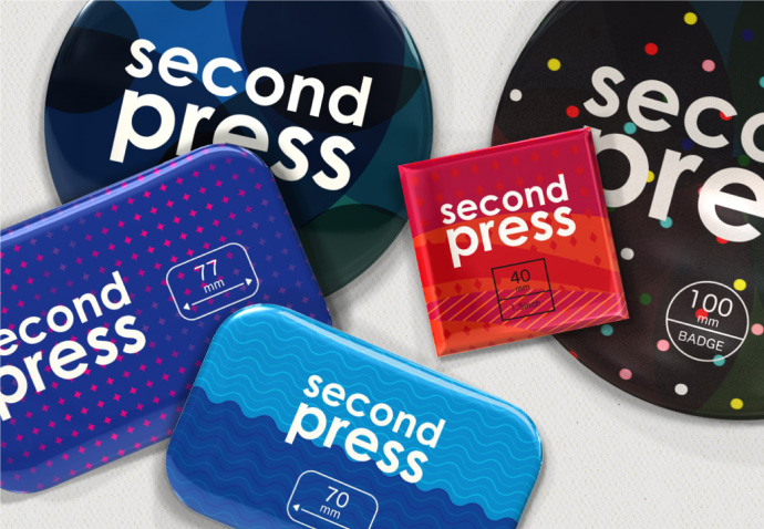 大きなサイズと四角形の缶バッジのセット